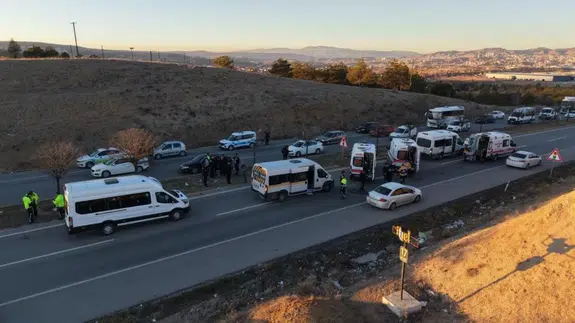 Kırıkkale'de 3 araçlı zincirleme trafik kazası: Çok sayıda yaralı var