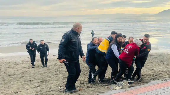 Denize atlayan kadını itfaiye kurtardı