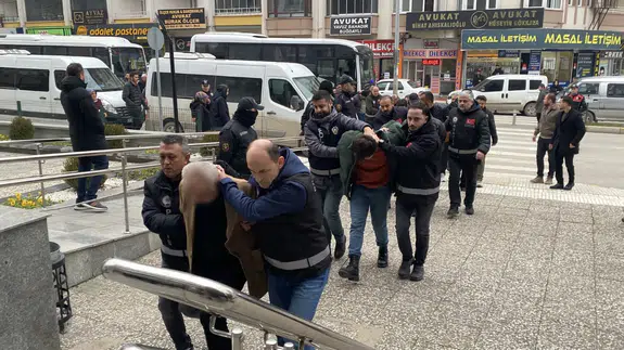 Çorum merkezli 5 ilde otomobil dolandırıcılığı operasyonu: 14 gözaltı