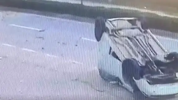 Bursa'da korkunç kaza! Otomobil refüje çarpıp devrildi