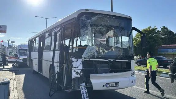 Erzincan'da yolcu otobüsü ile tır çarpıştı: 3 yaralı