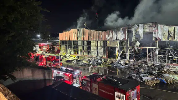 Arnavutköy'de lojistik deposunda yangın!