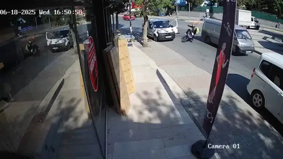 Kartal'da feci kaza: Araç kapısına çarpan motosiklet sürücüsü ağır yaralandı!