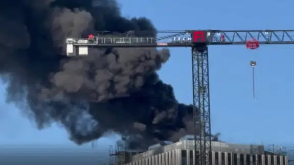 Berlin'de gökdelen yangını: Patlama sesleri yükseldi