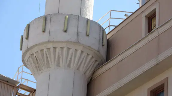 Pendik'te şaşırtan mimari: Cami minaresi ile binanın ilginç görüntüsü!