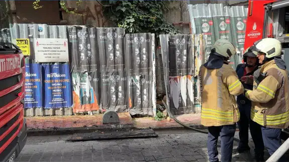 Taksim'de yangın: Metruk bina alevlere teslim oldu