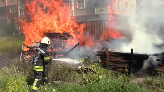 Erzurum'da inşaat yangını: Alevler yükseldi