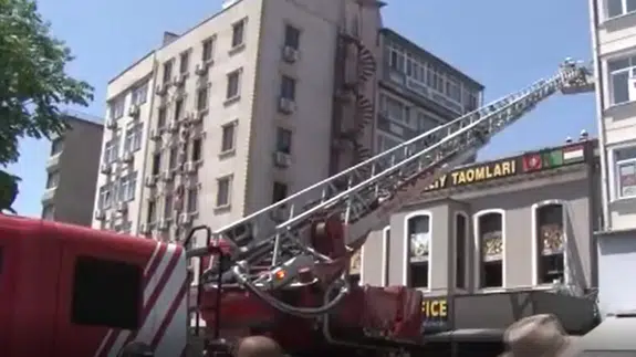 Fatih'te korkutan yangın: Restorandan yükselen alevler yan binaya sıçradı!