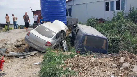 Yalova'da otomobil ile minibüs çarpıştı