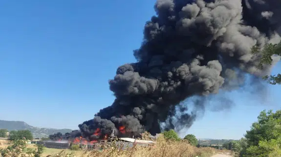 Bursa'daki plastik fabrikası alevlere teslim oldu