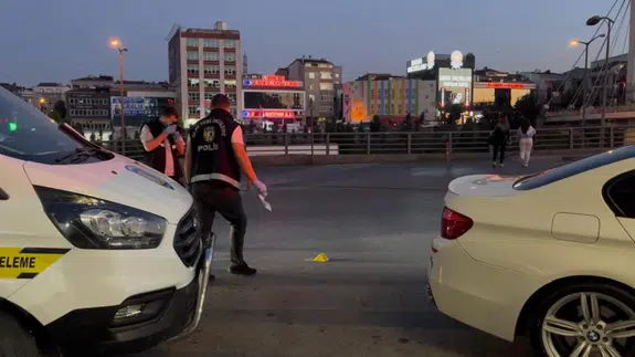 AVM önünde kurşun yağdırdı