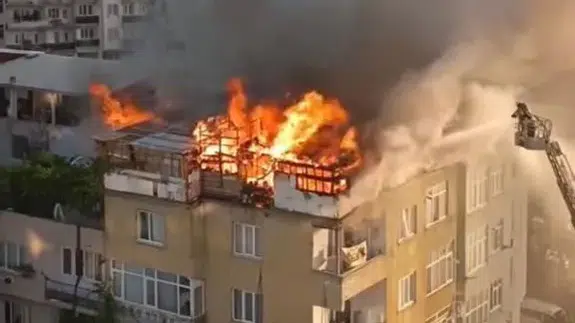5 katlı binanın çatısı alevlere teslim oldu