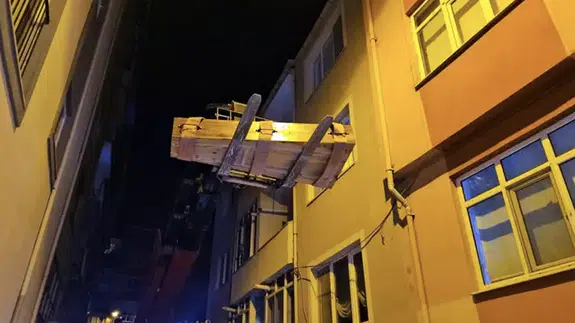 Cansız bedeni bulunan adamın cenazesi vinçle alındı