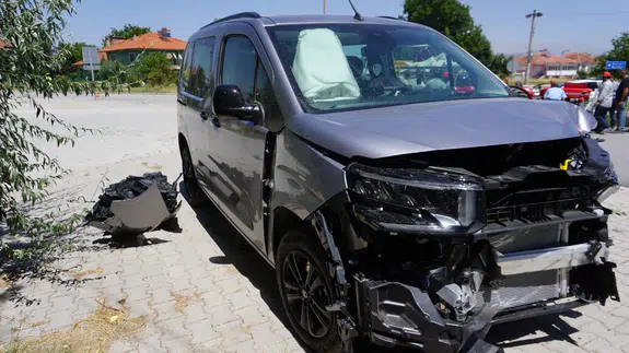 Burdur’da hafif ticari araç ile traktör çarpıştı: 7 yaralı