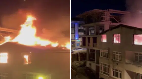 Küçükçekmece'de yangın paniği: 4 katlı binanın çatısını alevler sardı