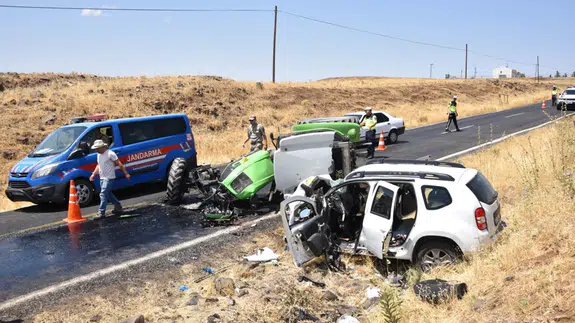 Şanlıurfa'da feci kaza! Otomobille traktör çarpıştı: 1 ölü, 2 yaralı!