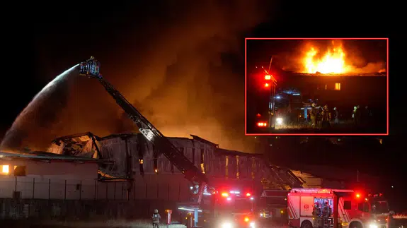 Arnavutköy'de plastik ve sünger fabrikasında yangın!