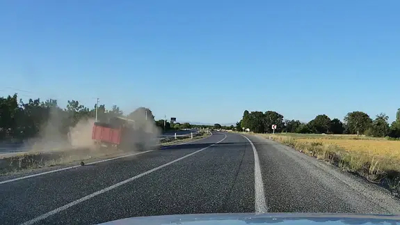 Lastiği patlayan kamyon devrilmekten kıl payı kurtuldu: İşte o anlar!