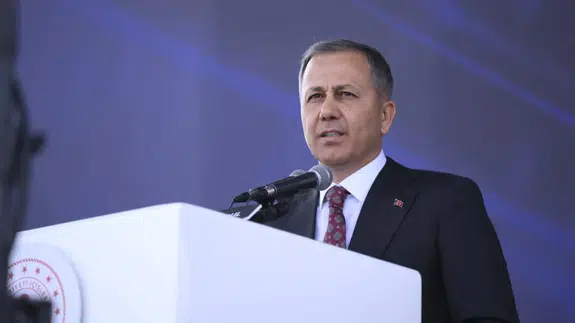 Bakan Yerlikaya: Diyarbakır'da 4 milyon 459 bin kök kenevir ve skunk ele geçirildi