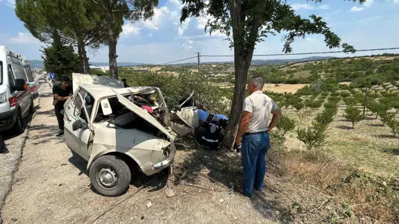 Manisa'da otomobil ağaca çarptı: 1 ölü