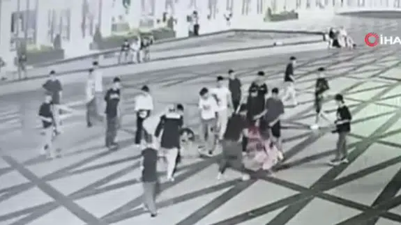 Bursa'da kanlı kavga: 14 yaşındaki kız bıçakla 4 kişiyi yaraladı!