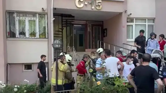 Beylikdüzü'nde kimyasal madde faciası: 2 vatandaş ile 2 itfaiye eri zehirlendi