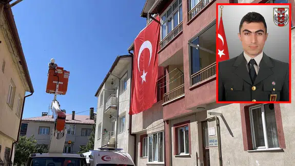 Şehit Ümit Üzüm'ün evine Türk bayrağı asıldı!