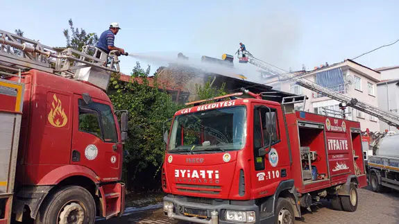İzmir Gaziemir'de orman yangını başladı