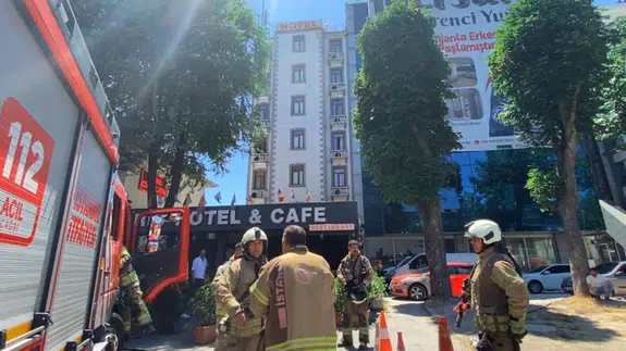 Fatih'te 6 katlı otelde yangın paniği!