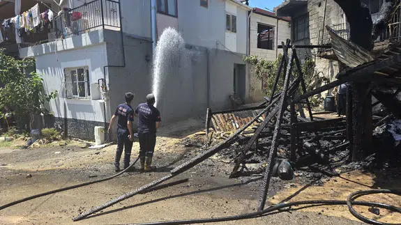 Adana'da çardak yangını korkuttu!