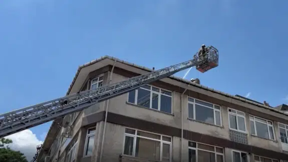 Üsküdar'da 3 katlı binada yangın!