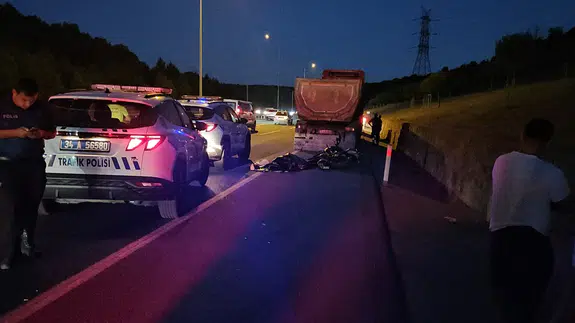 Emniyet şeridinde can pazarı: Motosiklet kamyona çarptı, genç sürücü hayatını kaybetti