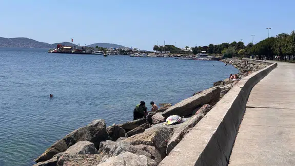 İstanbul sahilleri doldu taştı: Sıcaktan kaçanlar denize koştu