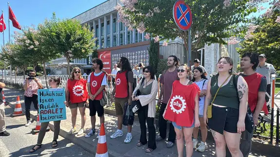 İBB binası önünde zincirli eylem: BELTUR işçilerine destek