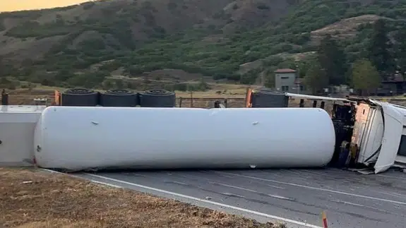 Erzincan'da kimyasal gaz yüklü tır devrildi!