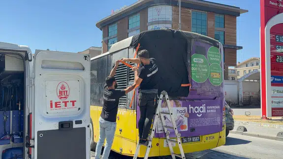 Sancaktepe'de seyir halindeki İETT otobüsü alev aldı!