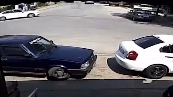 Sakarya'da otomobil ile motosiklet çarpıştı: O anlar güvenlik kamerasında!