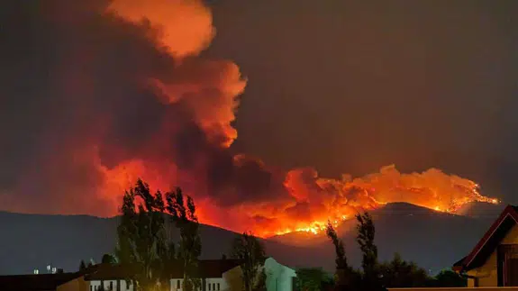 Çeşme'deki yangın yerleşim yerlerine sıçradı!