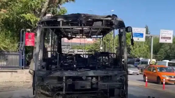 Ankara'da korku dolu anlar: Seyir halindeki midibüs alev aldı!