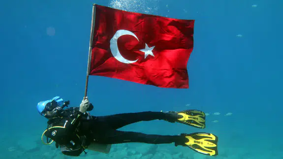 Deniz altında 30 Ağustos coşkusu: Dalgıçlar Türk Bayrağı açtı
