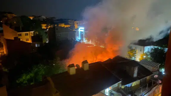 Kütahya'da yangın paniği: Kuaför salonu küle döndü!