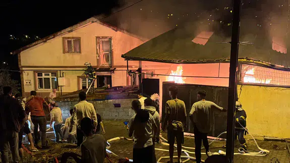 Zonguldak'ta halı yıkama dükkanında yangın: 4 ev, 1 iş yeri kül oldu