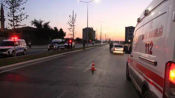 Kayseri'de dehşet anları: Alkol masasında yumruklu kavga! Aracına kurşun yağdırdılar