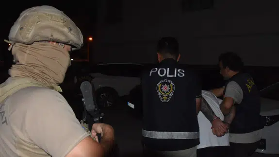 Mersin'de özel harekat destekli operasyon: 10 yıl hapis cezasıyla aranan şahıs yakalandı
