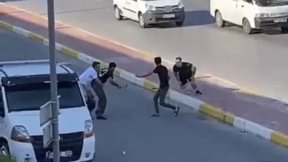 Sakarya'da cadde ortasında çekiçli, sopalı kavga