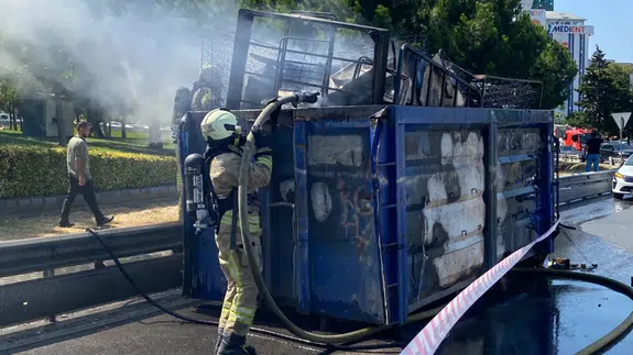 Kadıköy'de hurda yüklü kamyonda yangın çıktı!