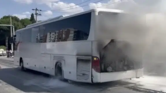 Manisa’da seyir halindeki yolcu otobüsü yandı