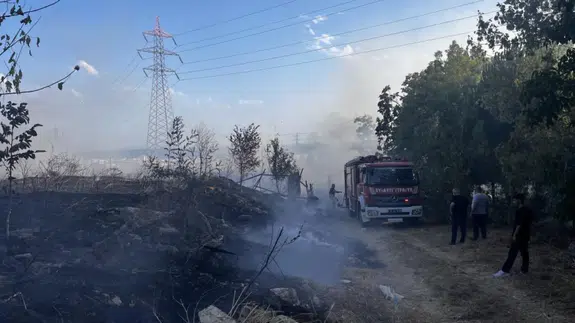 Esenyurt'ta otluk alanda korkutan yangın