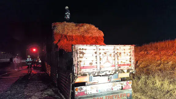 Şanlıurfa'da saman yüklü tır cayır cayır yandı!