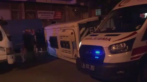 Sultanbeyli'de otomobil ile işçi servisi çarpıştı: 10 yaralı!